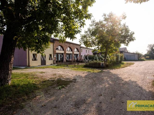 Locale Commerciale in vendita a Sud, Brenzone
