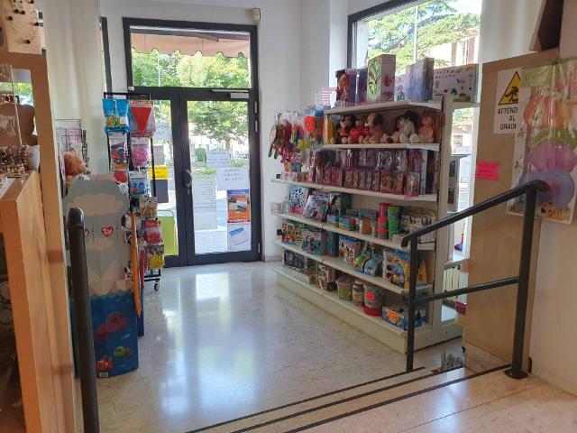 Locale Commerciale in vendita a Nord-Est, Brenzone