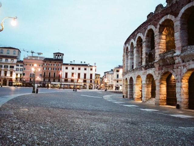 Locale Commerciale in vendita a Centro storico, Brenzone