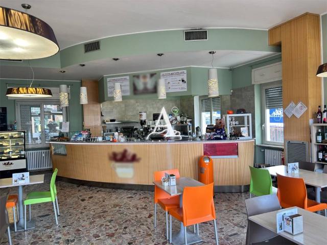 Locale Commerciale in vendita a Sud, Brenzone
