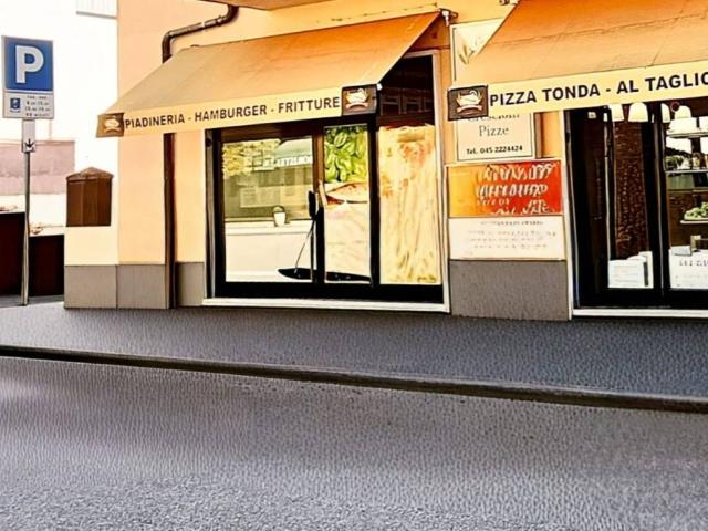Locale Commerciale in vendita a Sud, Brenzone