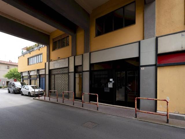 Locale Commerciale in vendita a Verzuolo, Piemonte