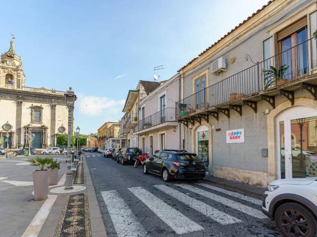Locale Commerciale in vendita a Viagrande, Sicilia