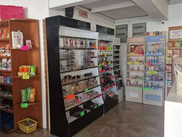 Locale Commerciale in vendita a Unione di comuni Terre di Castelli, Vignola
