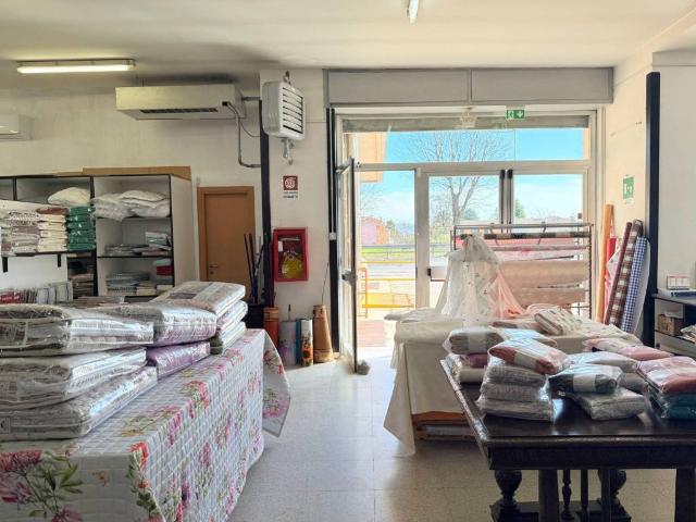 Locale Commerciale in vendita a Casa Tossa, Voghera