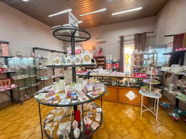 Locale Commerciale in vendita a Volla, Campania