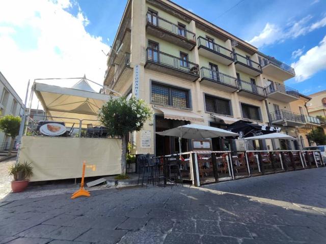 Locale Commerciale in vendita a Zafferana Etnea, Sicilia