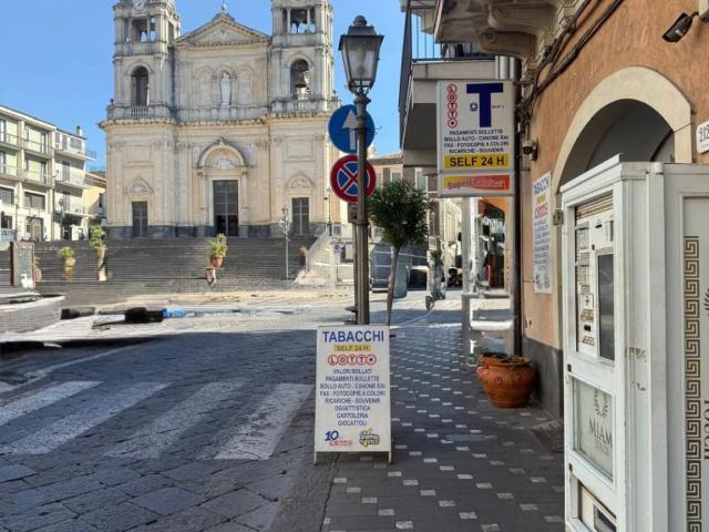 Locale Commerciale in vendita a Zafferana Etnea, Sicilia