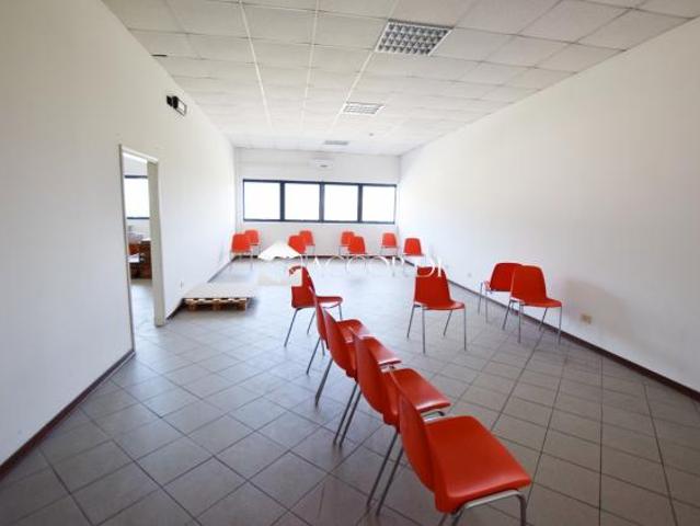Locale Commerciale in affitto a Pederobba, Veneto