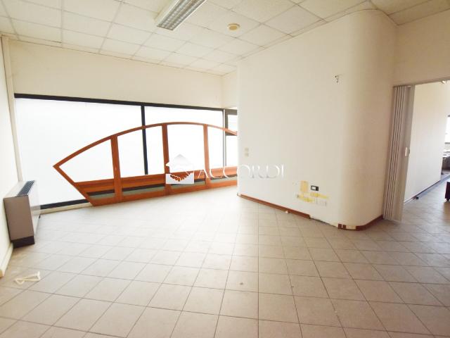 Locale Commerciale in affitto a Fonte, Pederobba