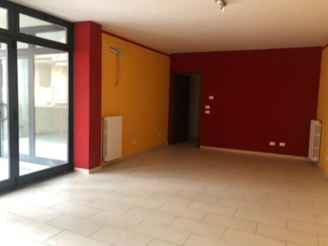 Locale Commerciale in vendita a Terranova Dei Passerini, Lombardia