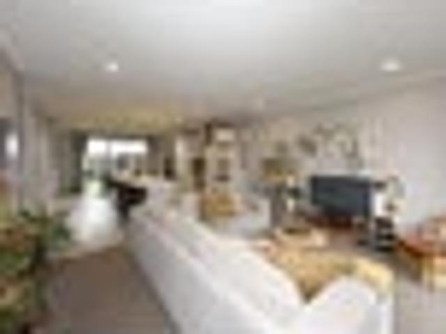 Townhouse for sale in Chaslands, Canterbury
