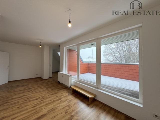 Dachgeschosswohnung mieten in Encke-Carré, Magdeburg