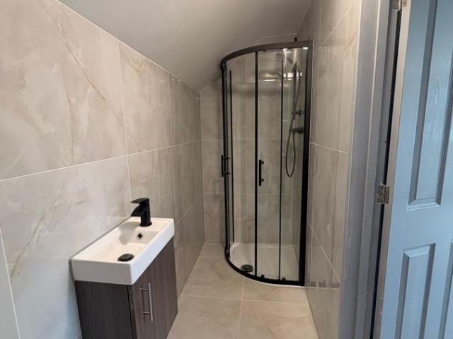 Room for rent in Caterham on the Hill, Hillview