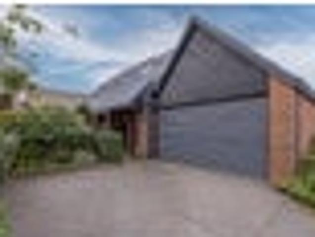 Townhouse for sale in Chaslands, Canterbury