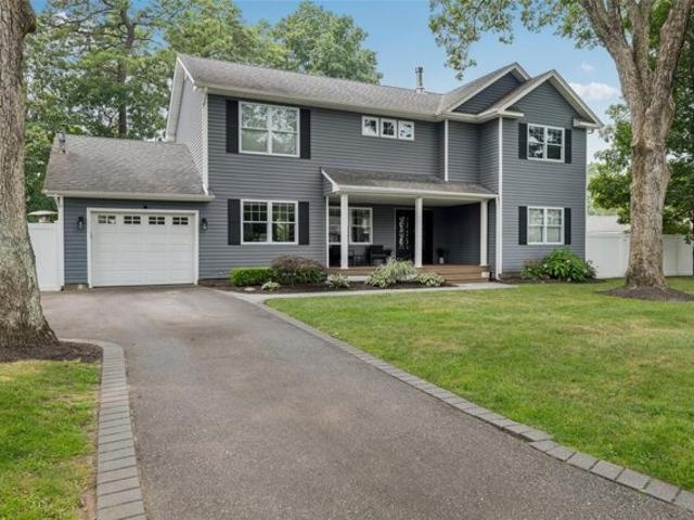 House for sale in Nesconset