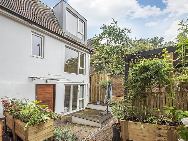 House for rent in Southfields, Greater London