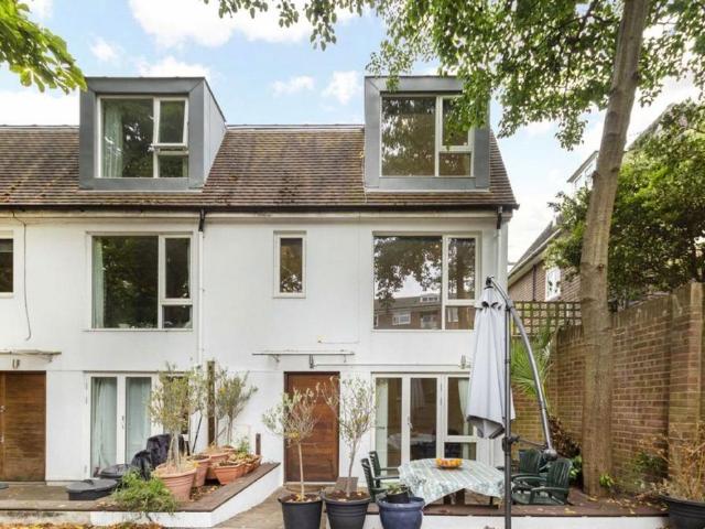 House for rent in Southfields, Greater London