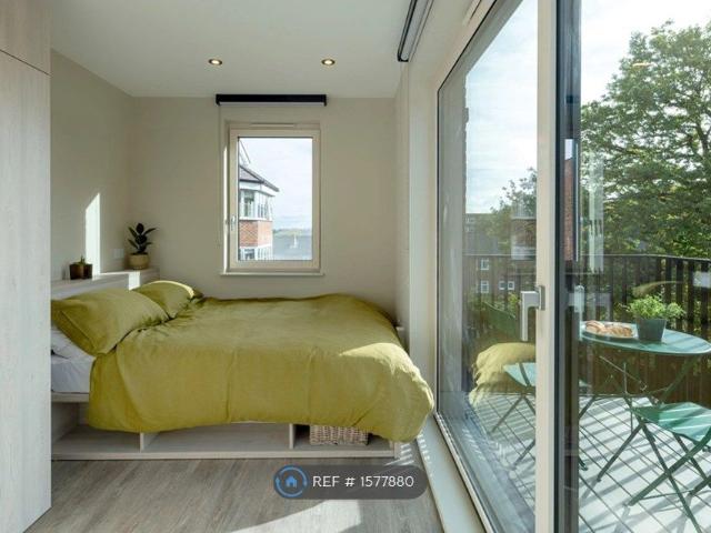 Room for rent in Southfields, Greater London