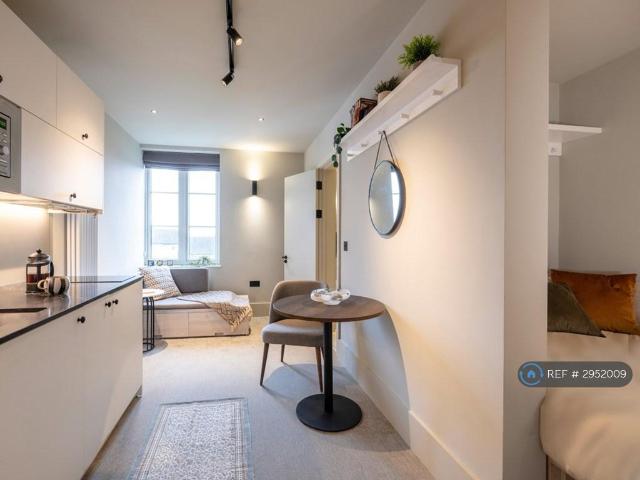 Apartment for rent in Southfields, Greater London