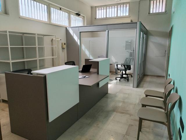 Ufficio in affitto a Municipio 2, Puglia