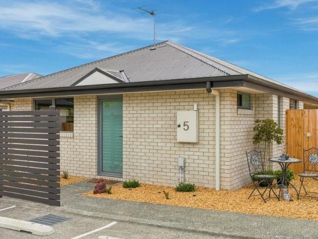 Villa for sale in Austins Ferry, Hobart