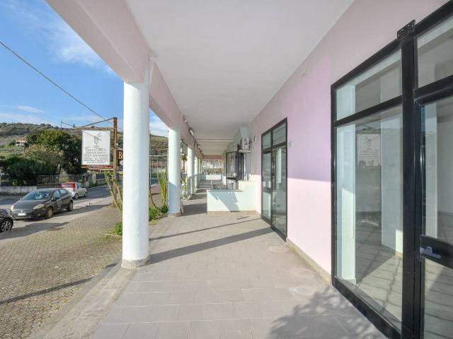 Locale Commerciale in vendita a Agropoli, Campania