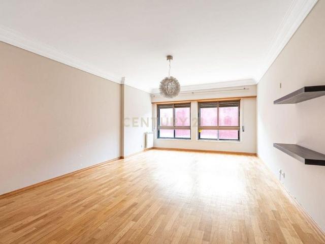 Apartamento alugar em Quinta Grande, Amadora