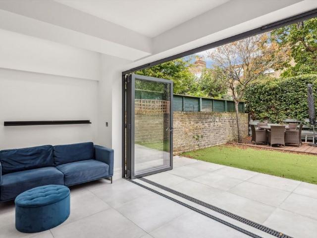 Townhouse for rent in Putney, Greater London
