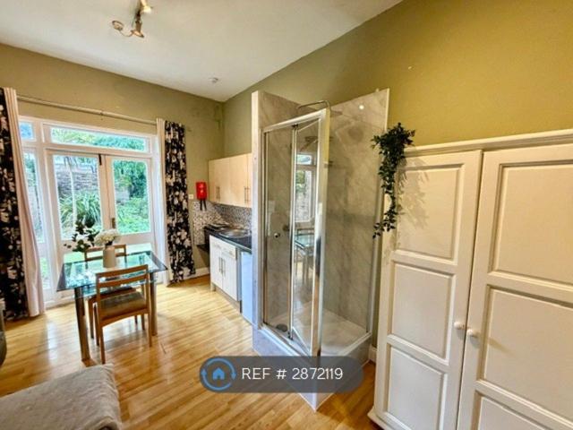 Room for rent in West Kensington, Greater London
