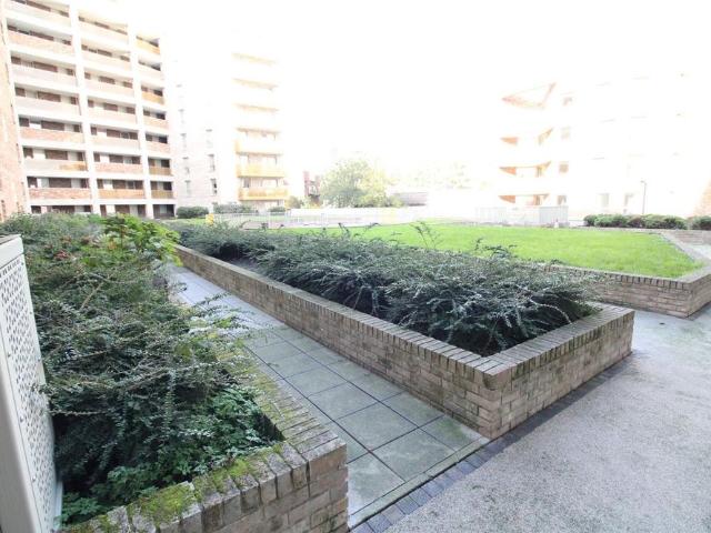 Apartment for rent in London Borough of Ealing, Cat Hill