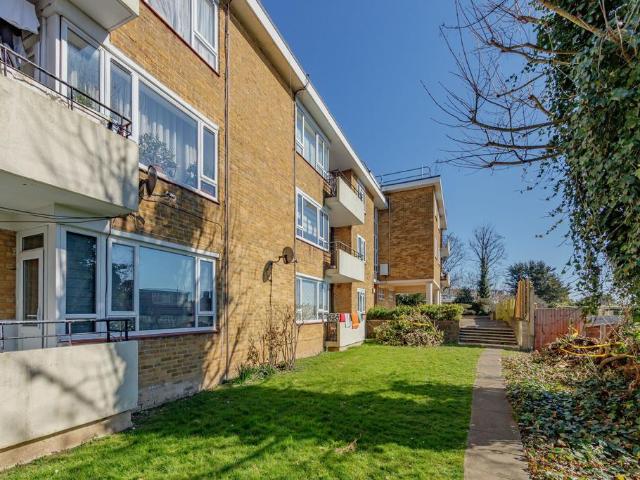 Apartment for rent in Oakwood, Greater London