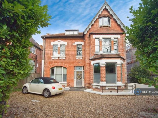 Apartment for rent in Shepherd's Hill, Greater London