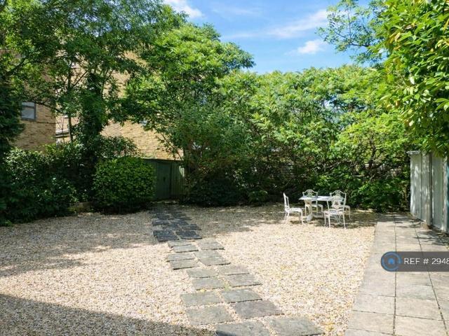 Apartment for rent in Berrylands, Greater London