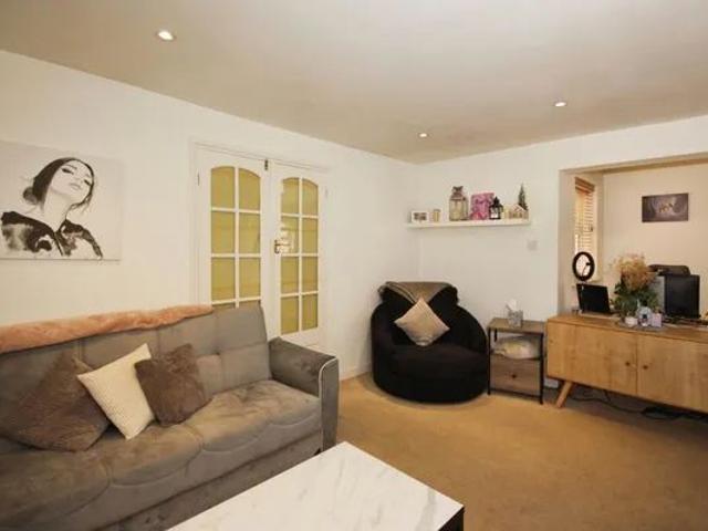 Apartment for rent in Cliff Hill, Green Close