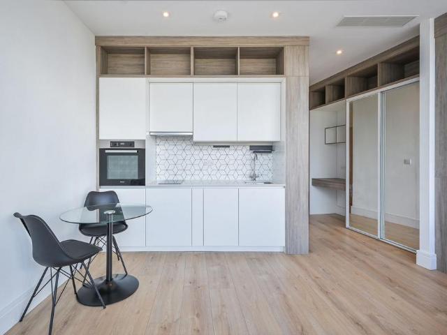 Apartment for rent in Row Town, Surrey