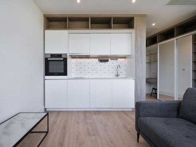 Apartment for rent in Row Town, Surrey