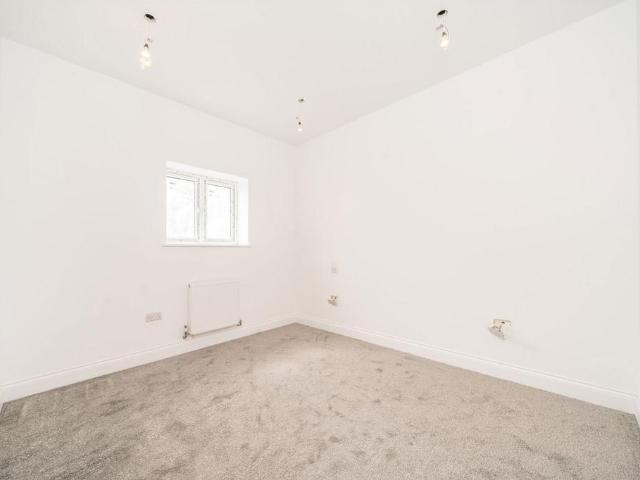 Apartment for rent in Furzedown, Greater London