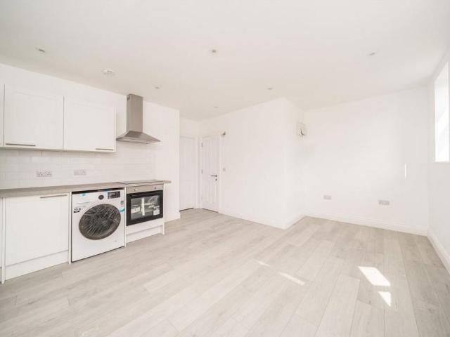 Apartment for rent in Furzedown, Greater London