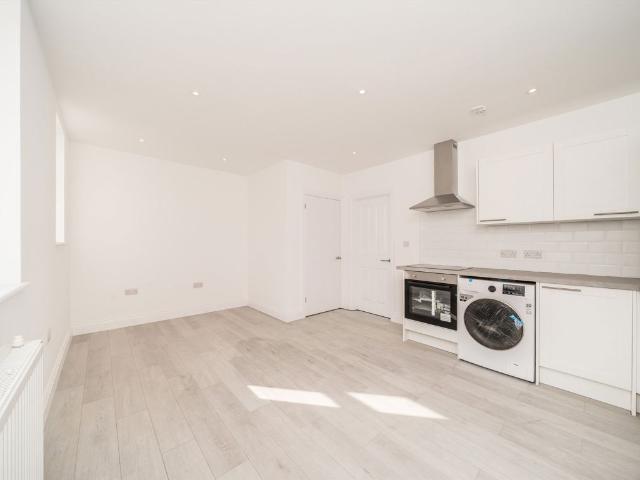 Apartment for rent in Furzedown, Greater London