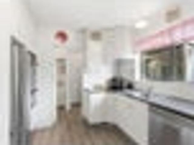 Townhouse for rent in Chaslands, Canterbury