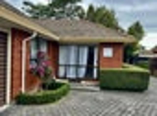 Townhouse for rent in Chaslands, Canterbury