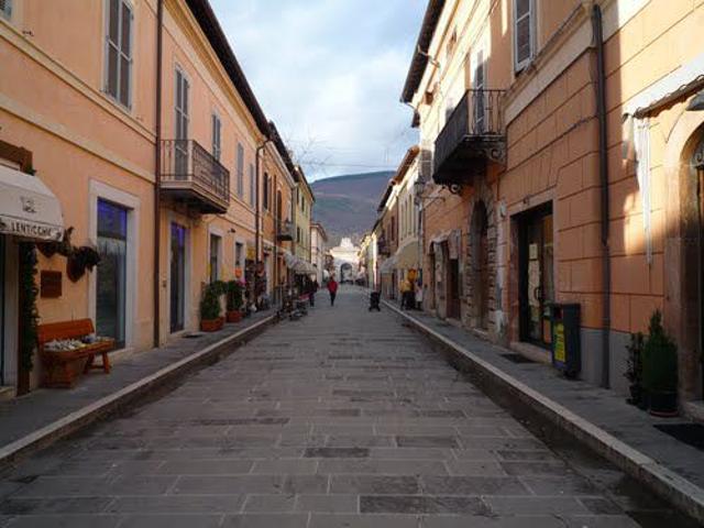 Locale Commerciale in vendita a Norcia, Umbria