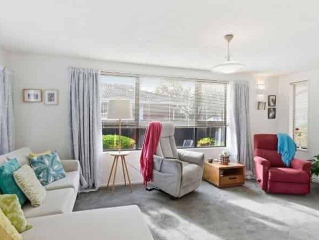 Townhouse for rent in Chaslands, Canterbury