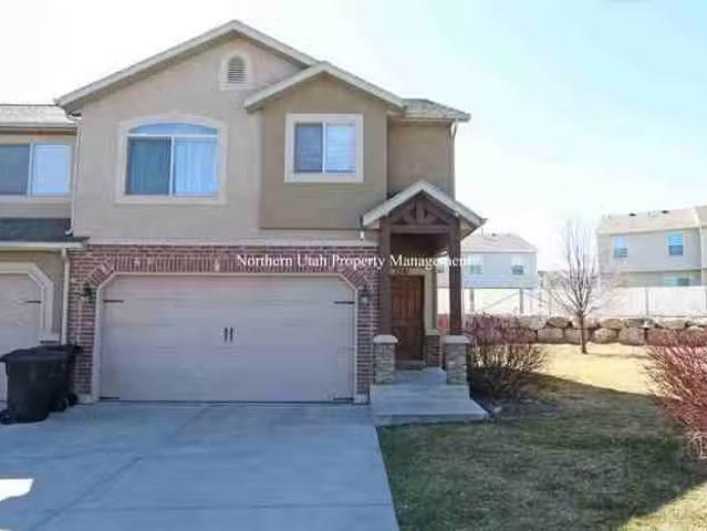 Condo for rent in Roy