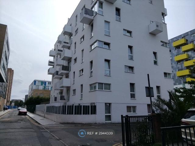 Apartment for rent in Roding Riverside, Greater London
