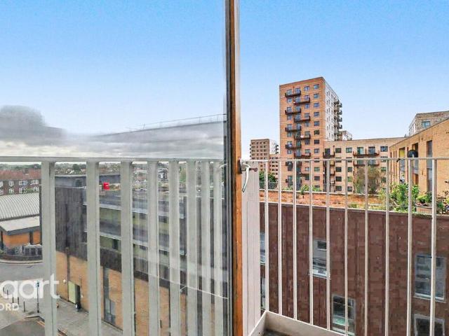 Apartment for rent in Roding Riverside, Greater London