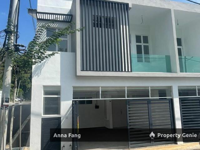 Terraced House for sale in Malaka