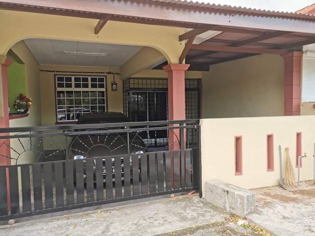 Terraced House for sale in Malaka