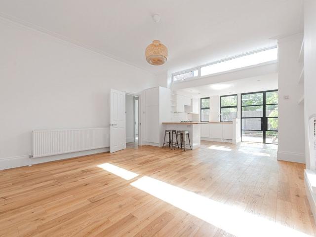 Apartment for rent in Brondesbury Park, Greater London